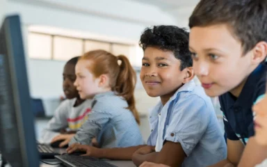 Junge Kinder am Computer