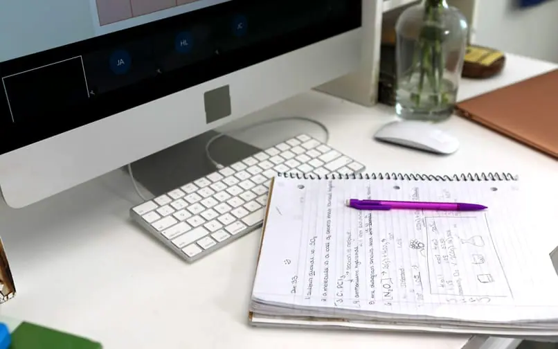 Tastatur, Notizbuch und Bleistift