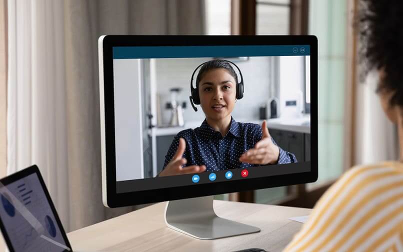 Person in virtueller Sitzung