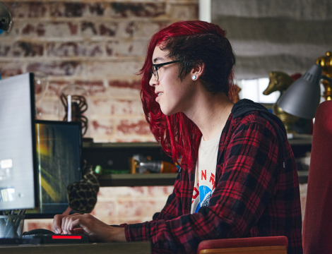 Student arbeitet zu Hause an seinem Computer
