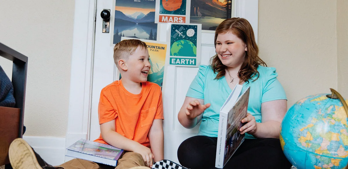 Mädchen und Junge lächeln