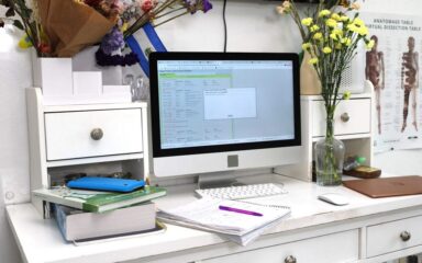 Schreibtisch mit Computer