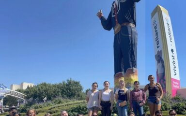 Frau Abbe und Frau Dwyer mit allen Schülern bei der Veranstaltung