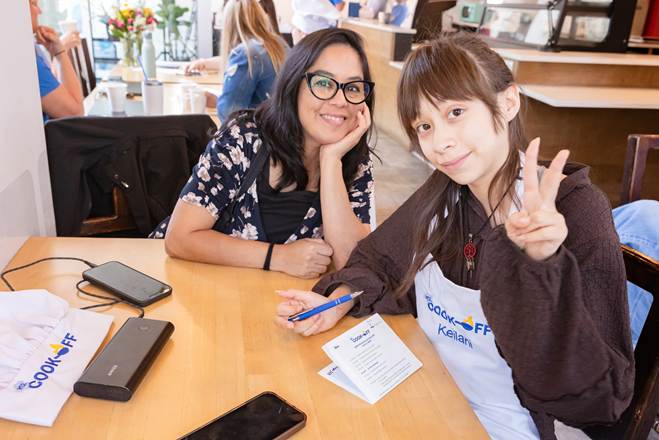 Keilani mit ihrer Lehrerin