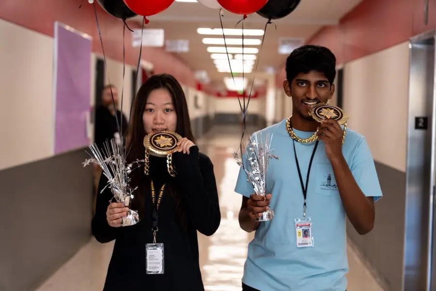 Die Schüler der Argyle High School, Nuojuan Jin und Saathvik Pakhala, wurden als Halbfinalisten des „National Merit Scholar“-Programms bekannt gegeben. (Foto mit freundlicher Genehmigung des Argyle ISD)